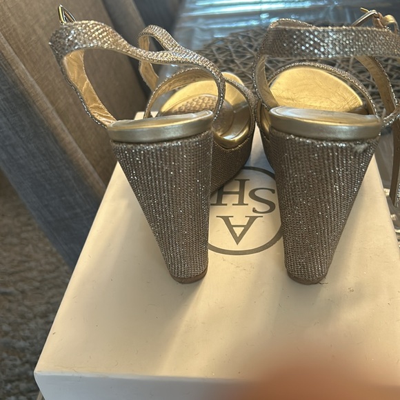 Preowned Stuart weitzman sandals in good condition - Picture 4 of 9